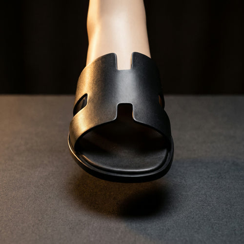 PORTO LEATHER SLIDE · table shot