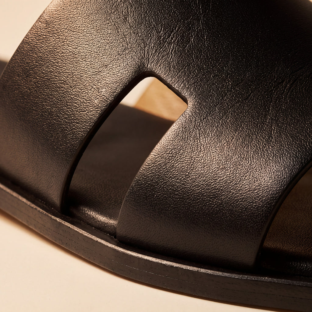 PORTO LEATHER SLIDE · macro