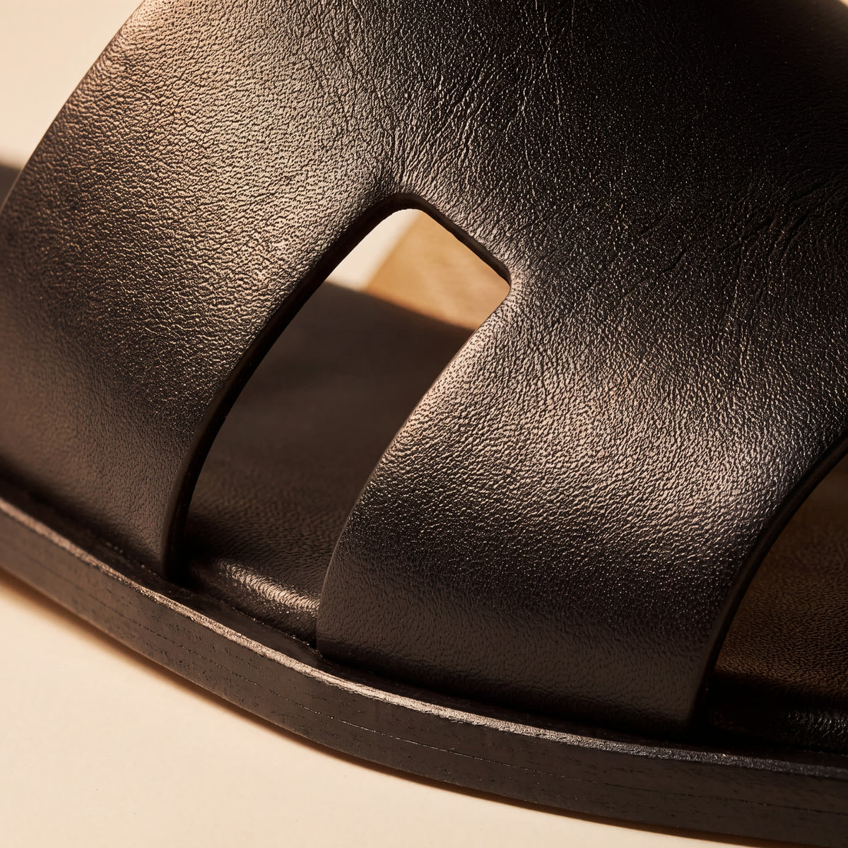 PORTO LEATHER SLIDE · macro